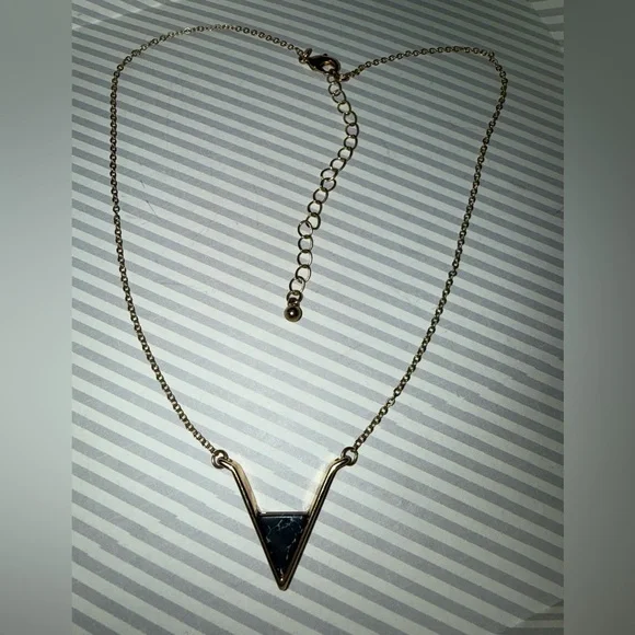 Source Unknown Goldtone and Black V-Pendant Necklace - Picture 6 of 9